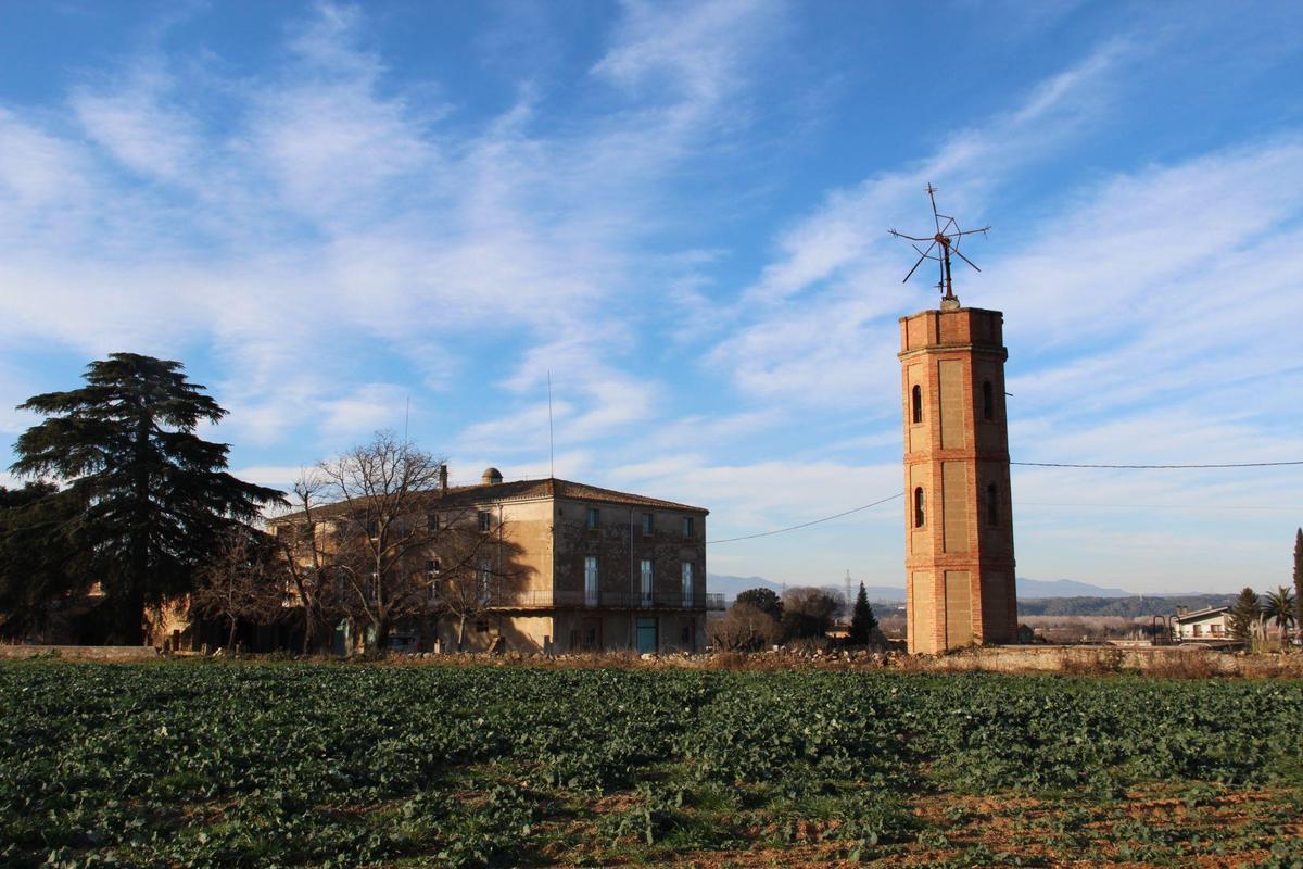 Imatge general de l'entorn on se situa el molí de vent i la masia de Can Gou.