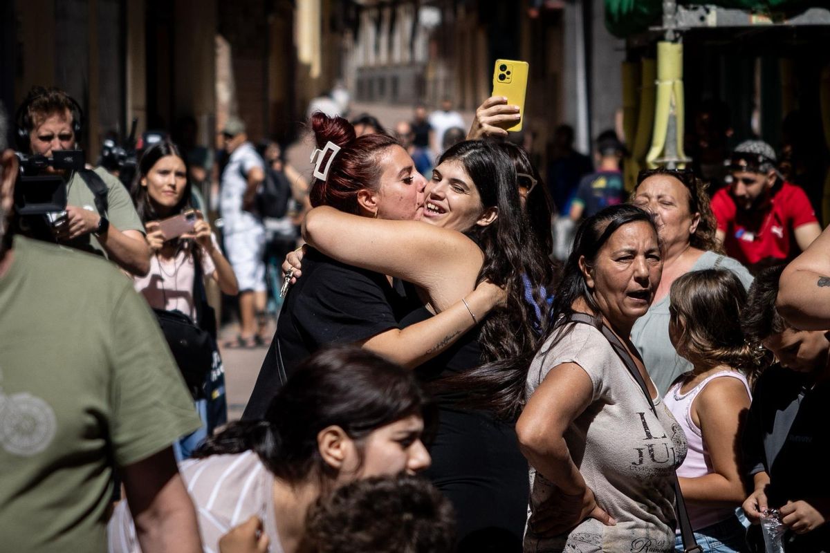 Samanta se abraza a una de sus allegadas tras suspenderse su desahucio en Zaragoza, este lunes.