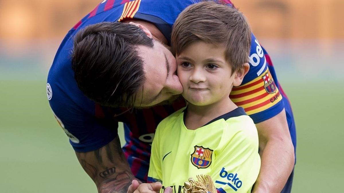 Leo Messi besa a su hijo Thiago, en una imagen del 2019