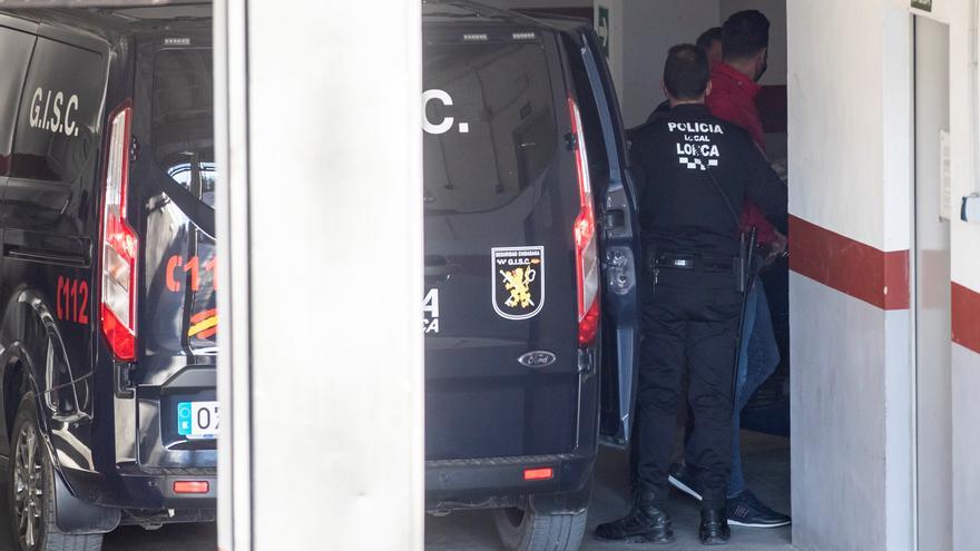 Se entregan a la policía varios de los participantes en el asalto al Ayuntamiento de Lorca
