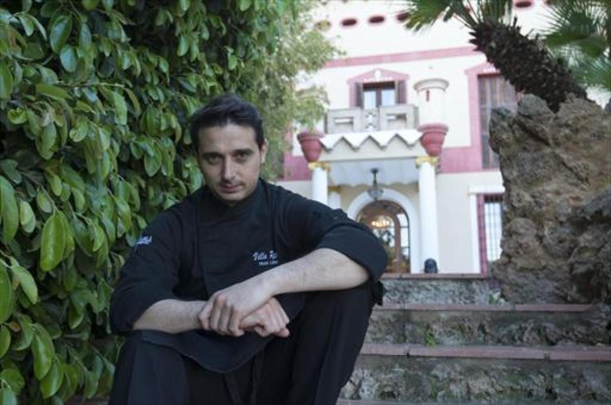 El cocinero Fran López, sentado en las escaleras de acceso a Villa Retiro.