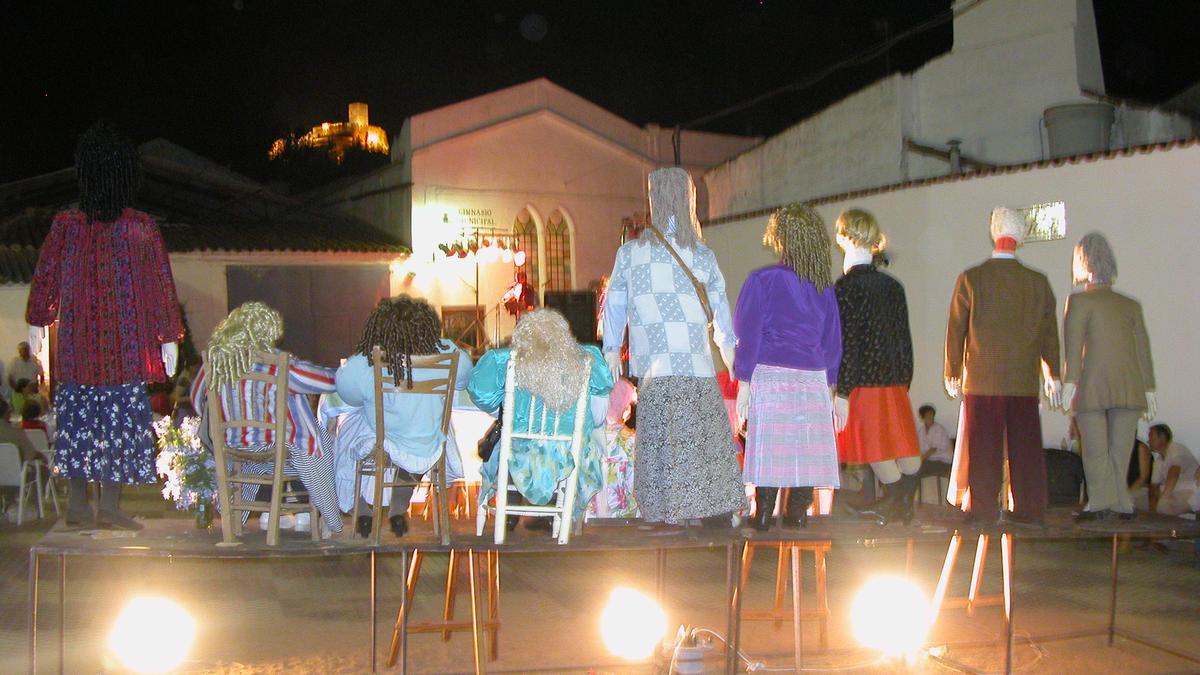 Fiesta de los Mastros. Muñecos de paja que serán quemados en Alconchel en la noche del 23 al 24 de junio.