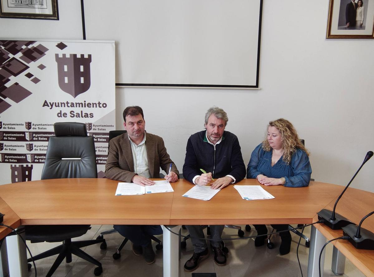Calviño durante la firma del convenio junto al alcalde salense y la concejala de Cultura e Infancia.
