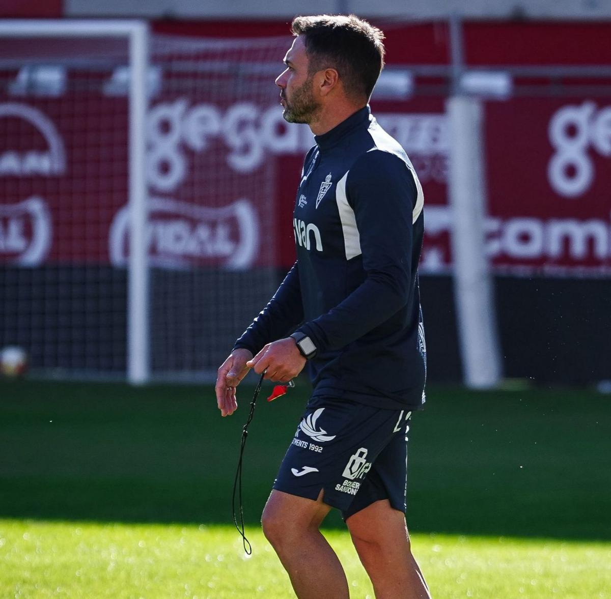 Adrián Colunga, entrenador del Real Murcia, durante un entrenamiento en Nueva Condomina.  | REAL MURCIA