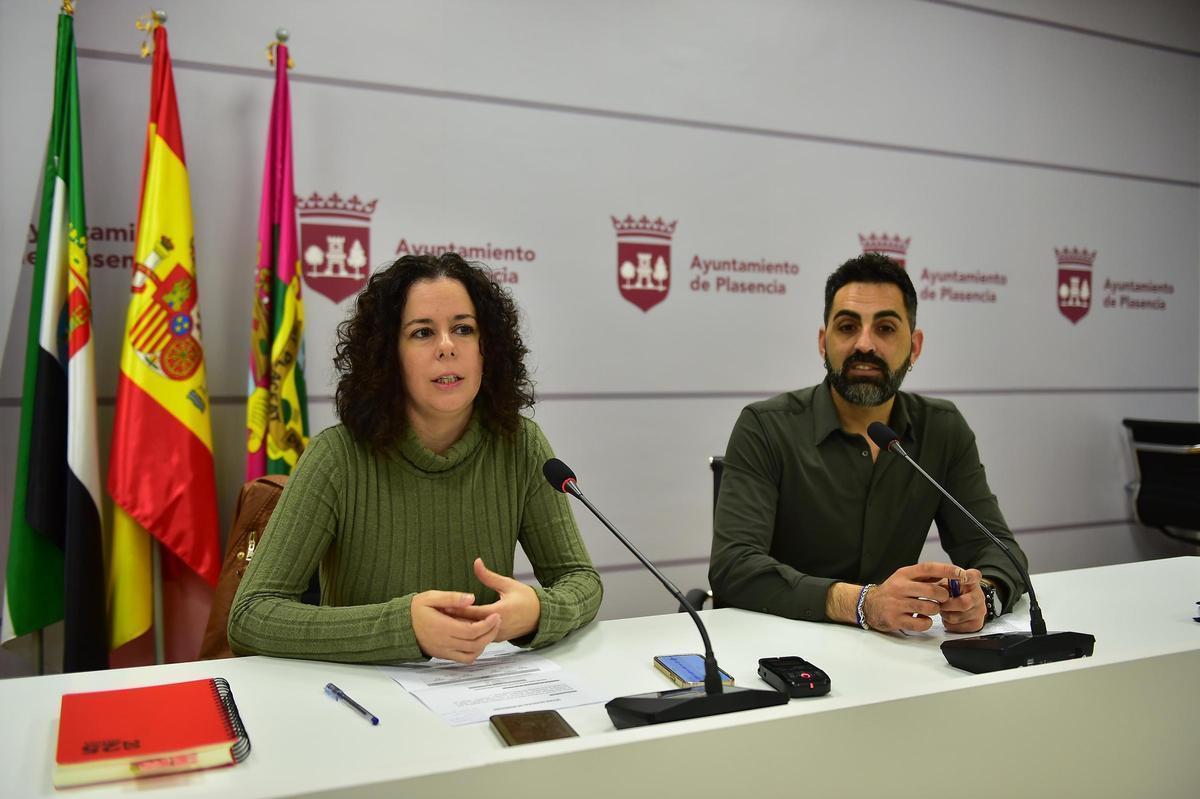 El edil de Servicios Sociales de Plasencia y la técnica del área de migraciones.