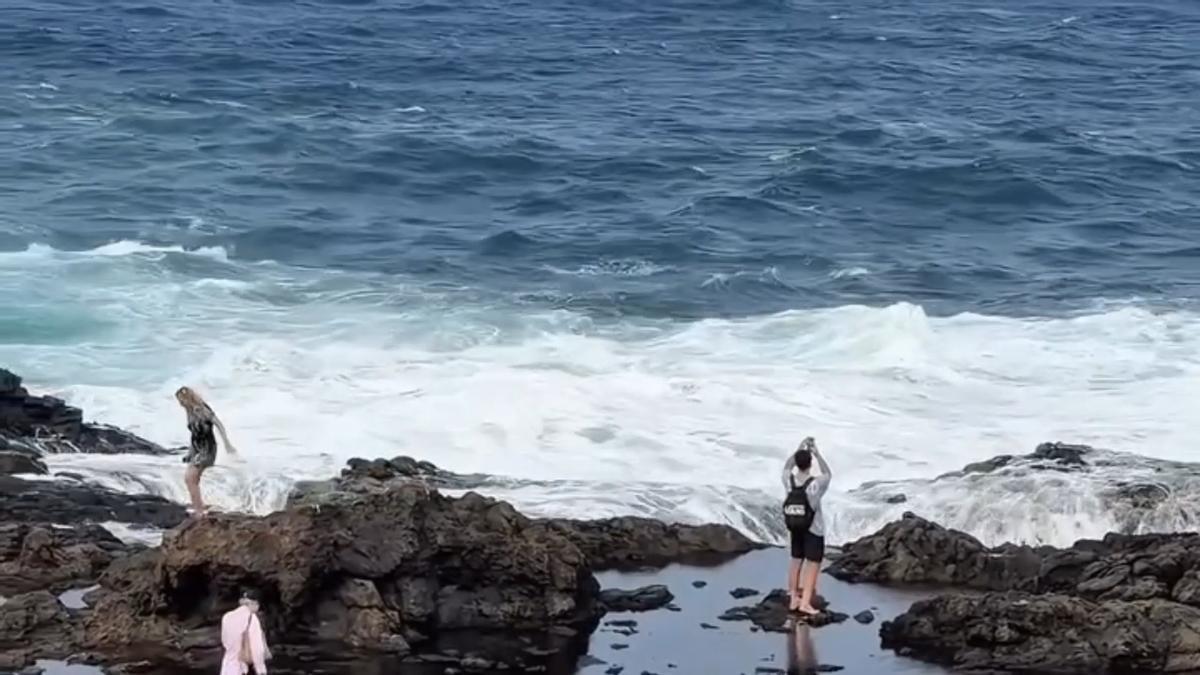Arriesgan su vida por una foto en la costa de Gran Canaria