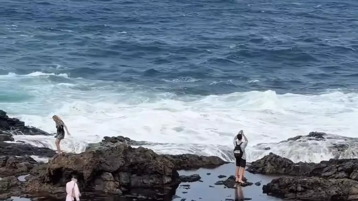 Todo por una foto: desafían el peligro en la costa de Gran Canaria