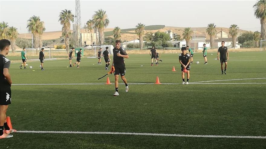 El Córdoba B vuelve a entrenar pero con ropa de la temporada pasada