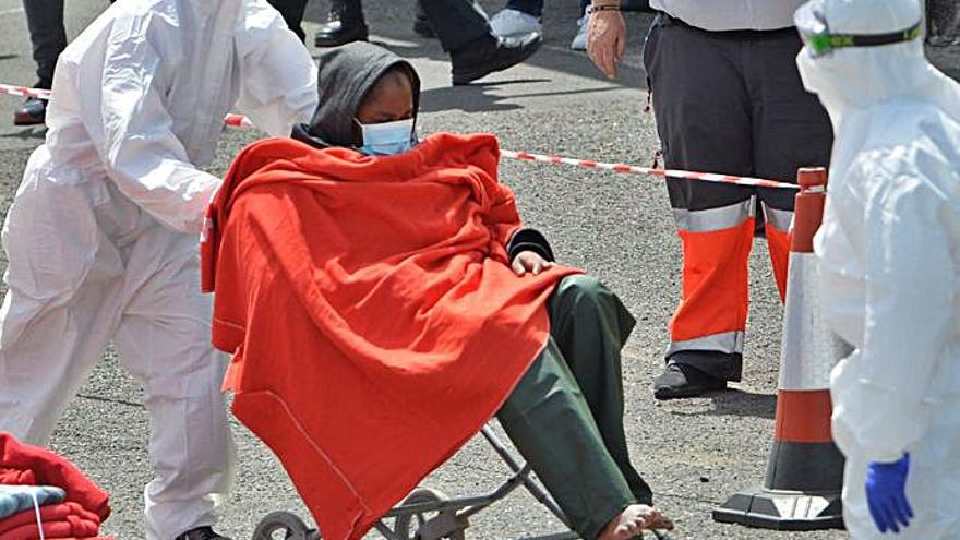 Otro joven es trasladado en silla de ruedas. |  J. C. GUERRA