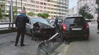 Dos heridos leves en un accidente por alcande con seis coches implicados en Os Castros