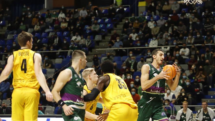 Kravic entra a canasta con el balón, rodeado de contrarios y ante la atenta mirada de Mooney.