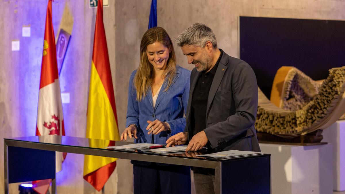 La vicepresidenta cuarta del Gobierno, Sara Aagesen, y el alcalde de Falset, Carlos Brull.