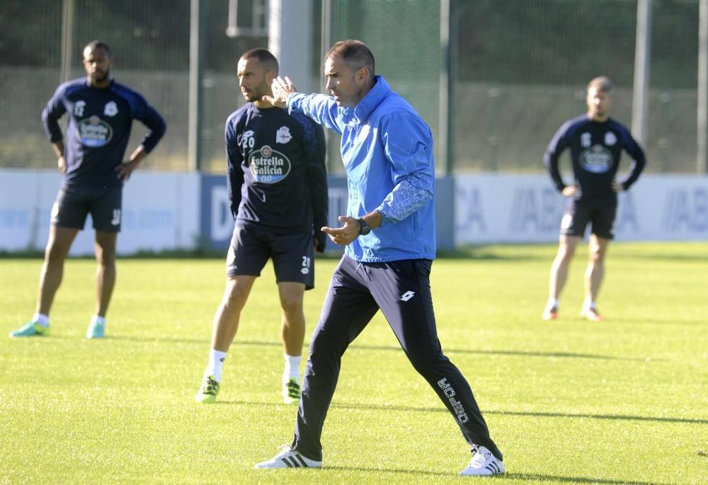 Tras una doble sesión de descanso concedida a la plantilla por Gaizka Garitano, el Deportivo vuelve al trabajo sin Carles Gil y con Juanfran a menor ritmo.