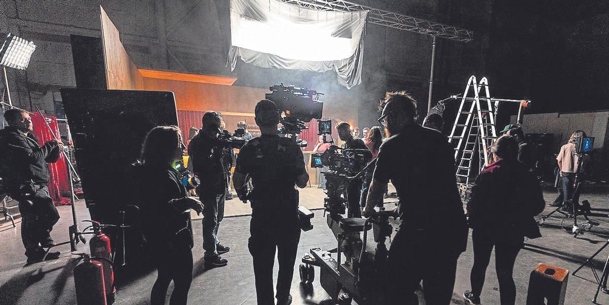 Un momento del rodaje de la película 'Mala influencia', en los estudios de la Ciudad de la Luz