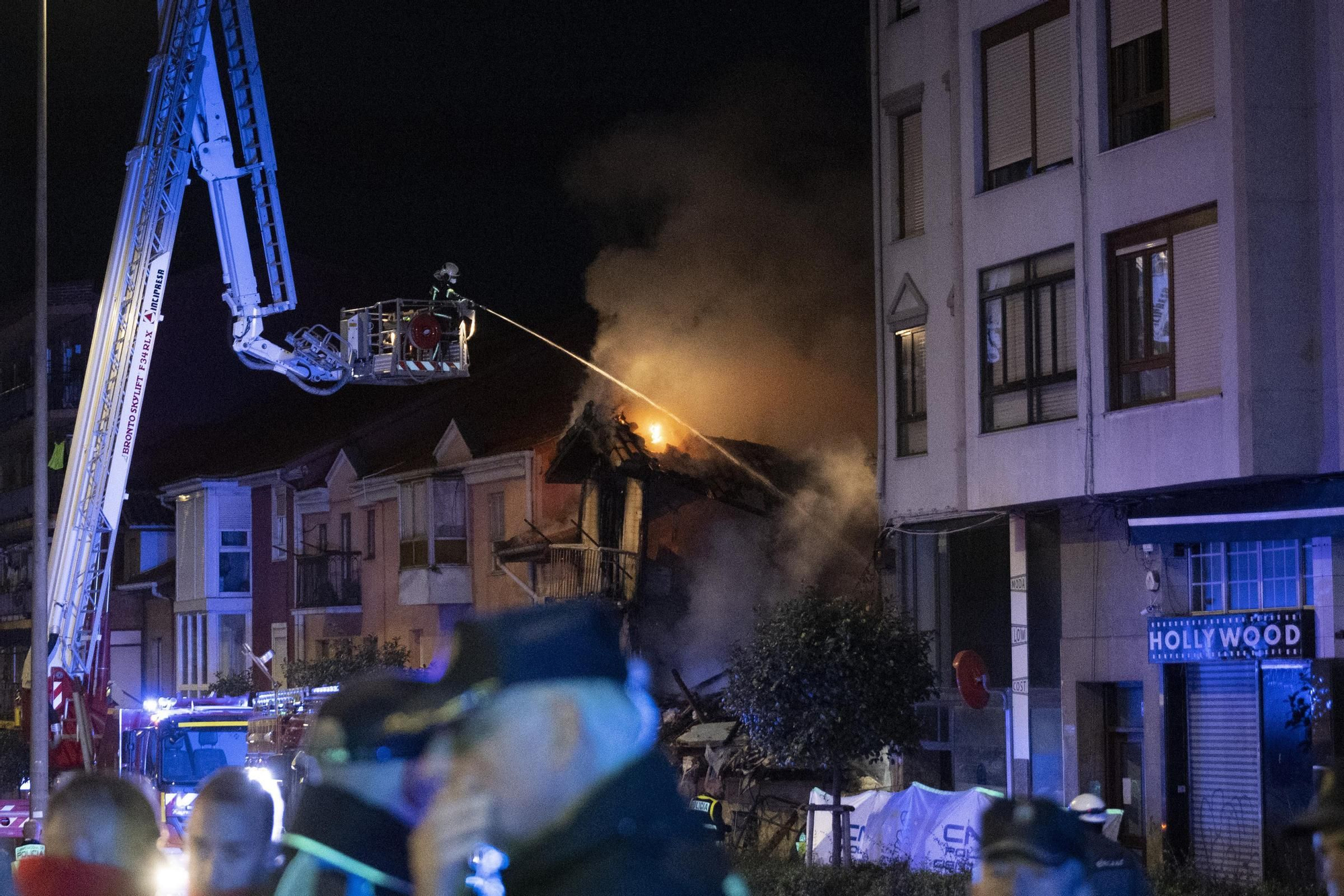 Una explosión derrumba un edificio de Santander y se busca a tres personas desaparecidas