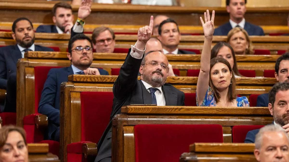 Alejandro Fernández (PP) pide intervenir antes de la votación de la Mesa del Parlament para pedir un recurso de consideración contra el voto delegado de Puig y Puigdemont.