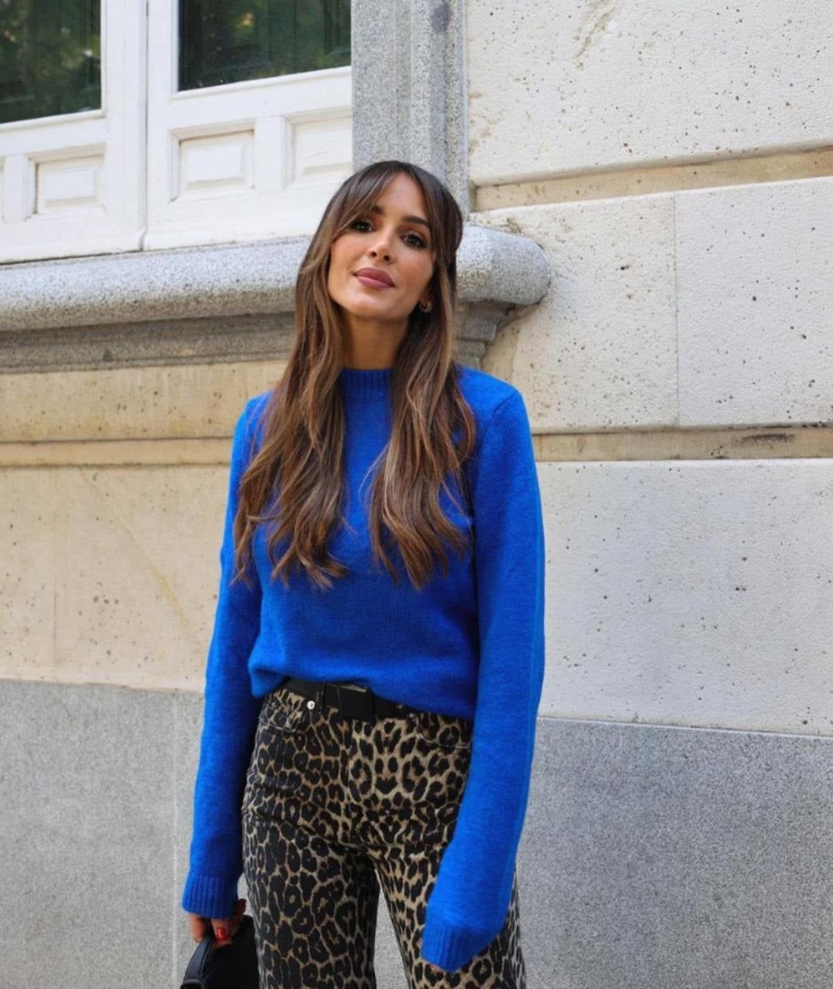 Rocío Osorno con pantalones de leopardo y jersey azul