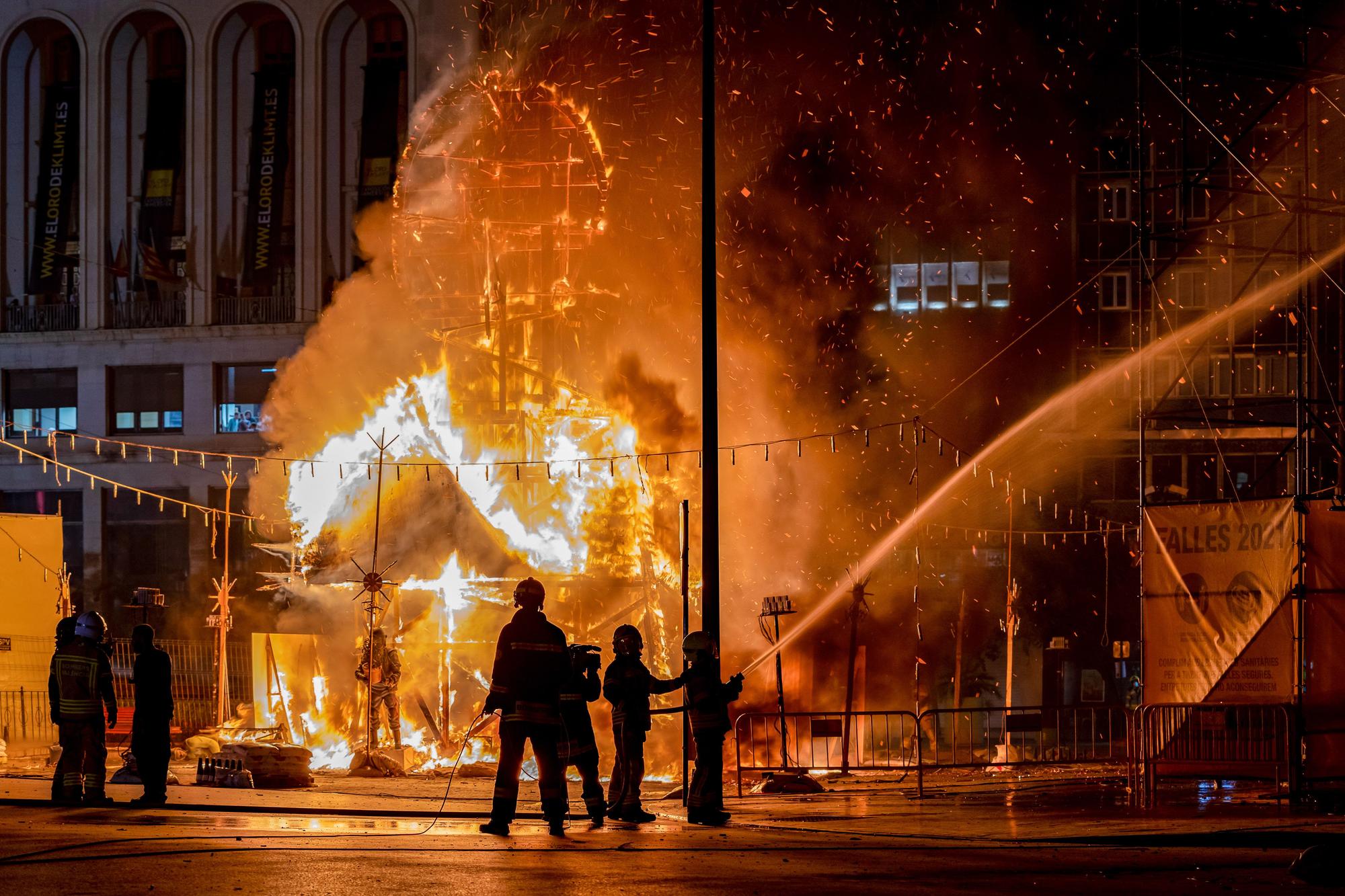 València crema per fi les Falles de la pandèmia