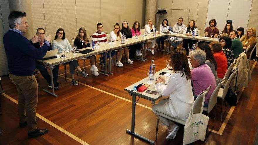 Davide Morana (en la mesa del fondo, en el centro), durante el encuentro, ayer en Vigo. // Alba Vilar