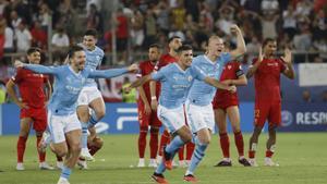 EL PIREO (GRECIA), 16/08/2023.- Los jugadores del Manchester City celebran la victoria tras la tanda de penaltis en el partido de la Supercopa de Europa entre el Sevilla y el Manchester City disputado este miércoles en el estadio Georgios Karaiskakis, en El Pireo (Grecia). EFE/Juan Carlos Cárdenas