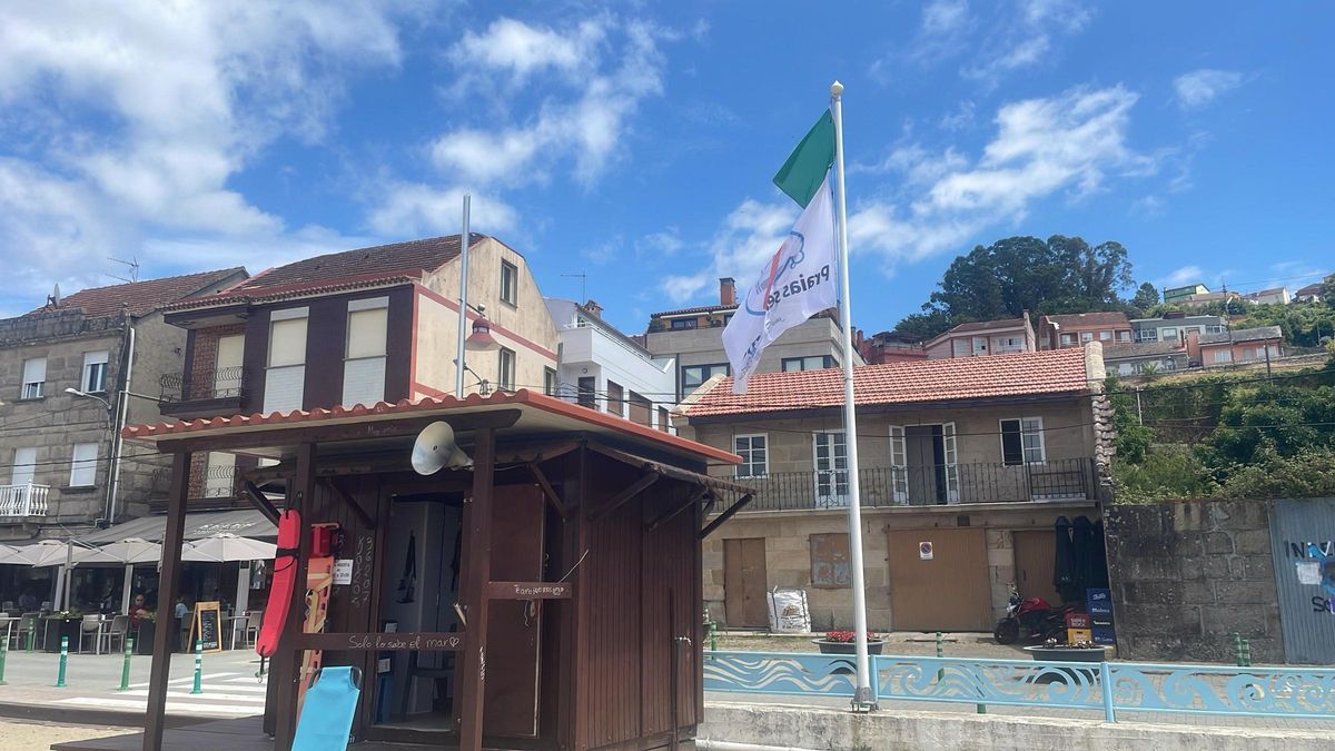 La bandera verde ondeando junto a la caseta de los socorristas de Arealonga.