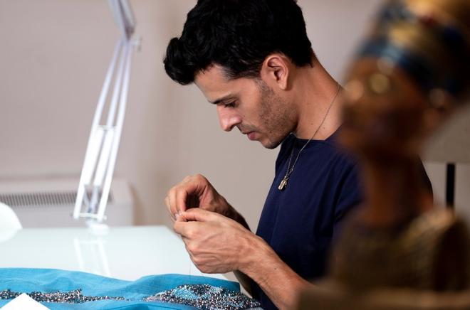 Andrés Acosta trabajando en el vestido de Marta Ortiz