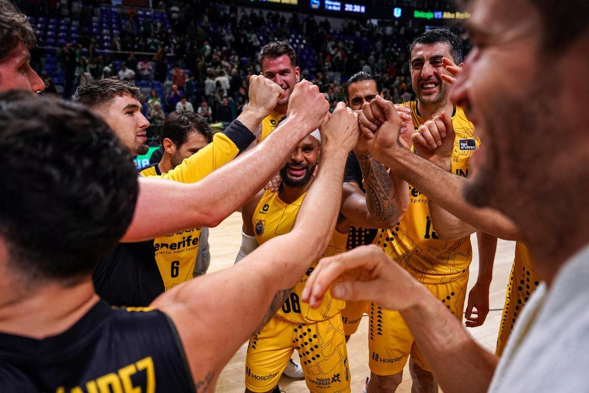 Los jugadores del CB Canarias celebran su victoria del pasado sábado en Málaga.