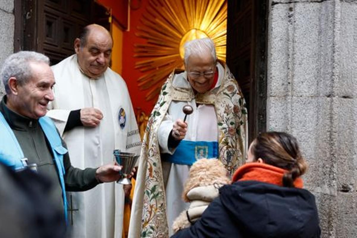 El Padre Ángel mendice a los animales en San Antón.