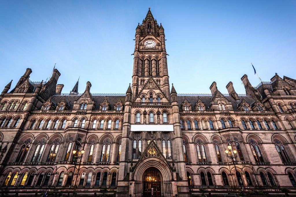 El impresionante ayuntamiento neogótico de la ciudad de Manchester