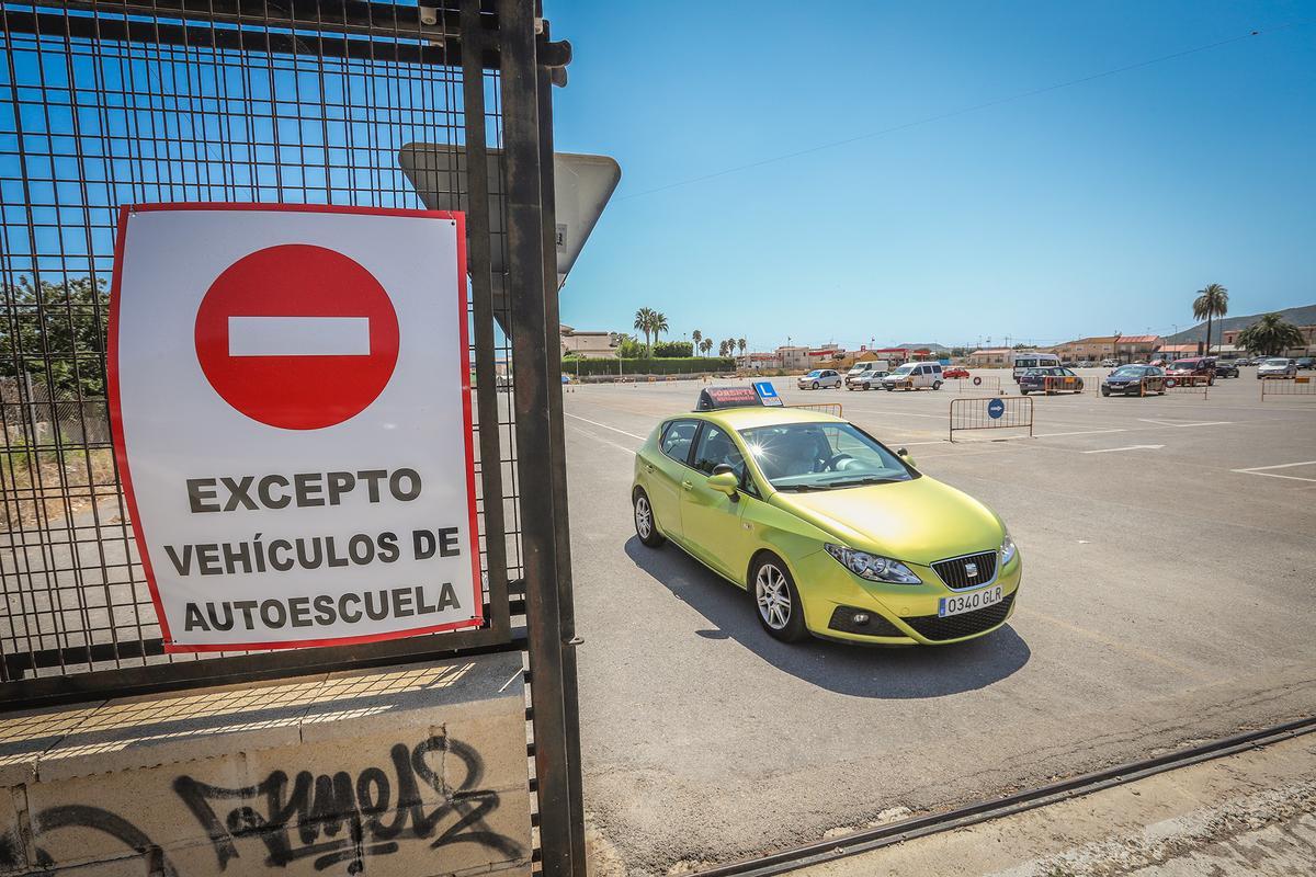 Un coche sale de un recinto habilitado especialmente para vehículos de autoescuela.