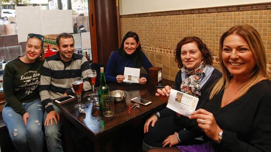 Un grupo de amigos candasinos, ayer, celebrando el premio en Casa Repinaldo.