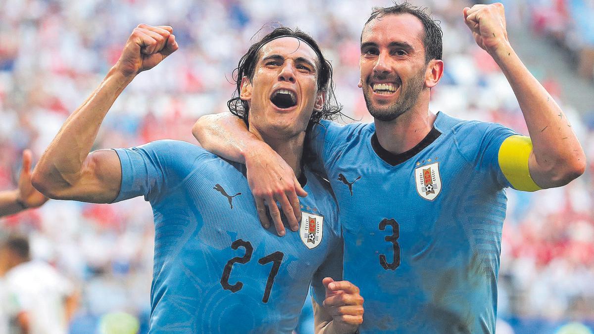 Cavani celebra un gol con Uruguay junto a Diego Godín