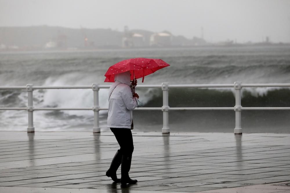 LLuvia y fuerte oleaje en Gijón.