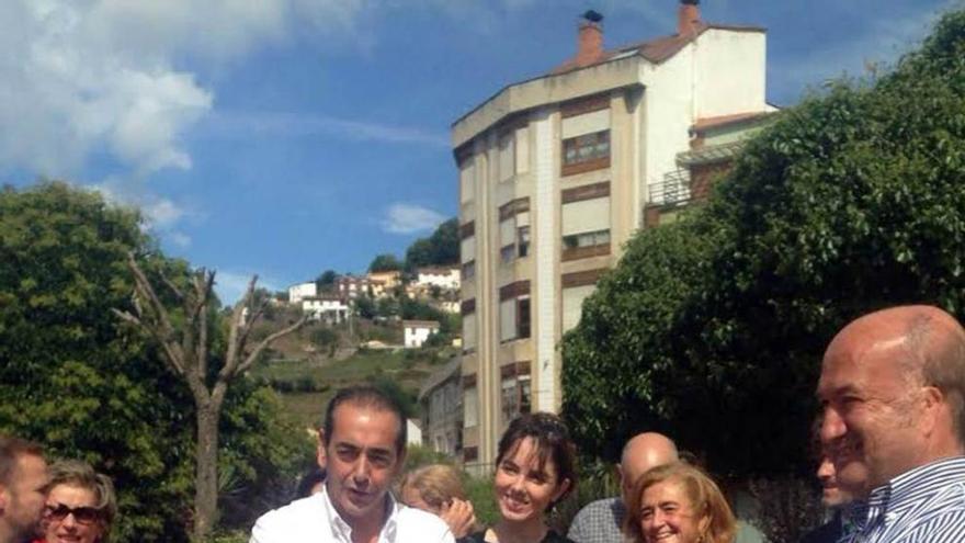 Goñi -con camisa blanca-, en Moreda, con diputados del PP.