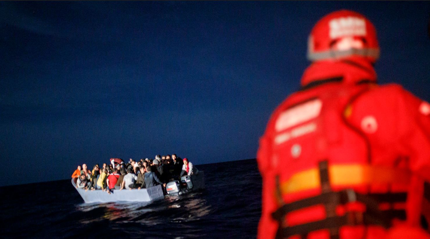 La llanxa ràpida del vaixell de rescat Aita Mari s'acosta a un bot de migrants a la deriva en aigües del Mediterrani.