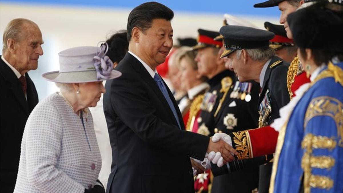 La reina de Inglaterra, Isabel II, presenta al presidente chino, Xi Jimping, a oficiales y dignatarios británicos.