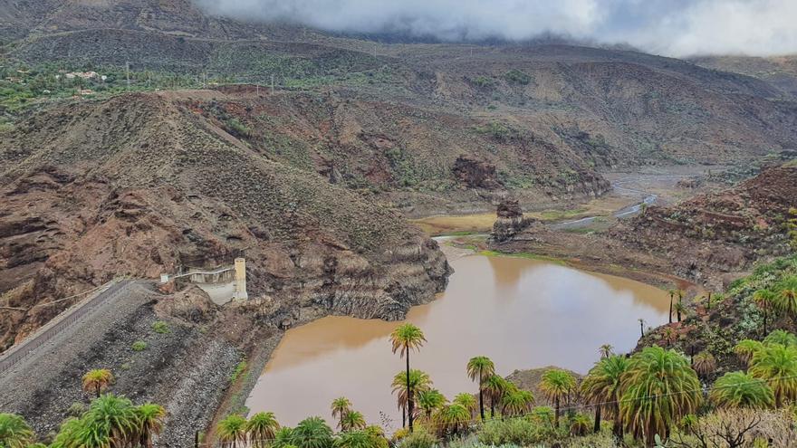 La presa de Sorrueda, al menos con un mes más de agua