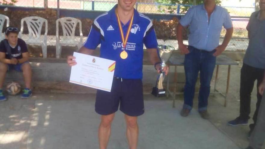 Jovino Peláez, con el trofeo y el diploma acreditativo de campeón.