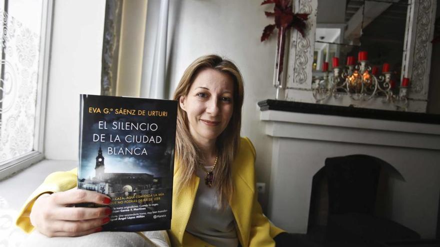 Eva García Sáenz, con su libro «El silencio de la ciudad blanca»