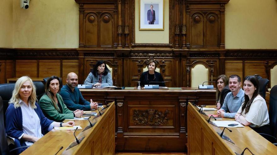 Las distinciones de Gijón: Kike Figaredo, la Feria del Libro se suman como medallas de plata a Massiel como hija adoptiva y los Claretianos como Medalla de Oro