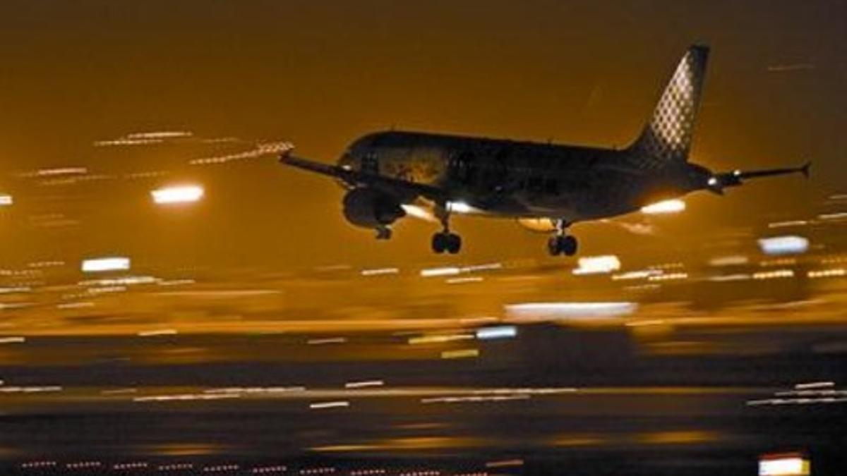 Aterrizaje nocturno de un avión de pasajeros en una pista del aeropuerto de El Prat, el pasado noviembre.