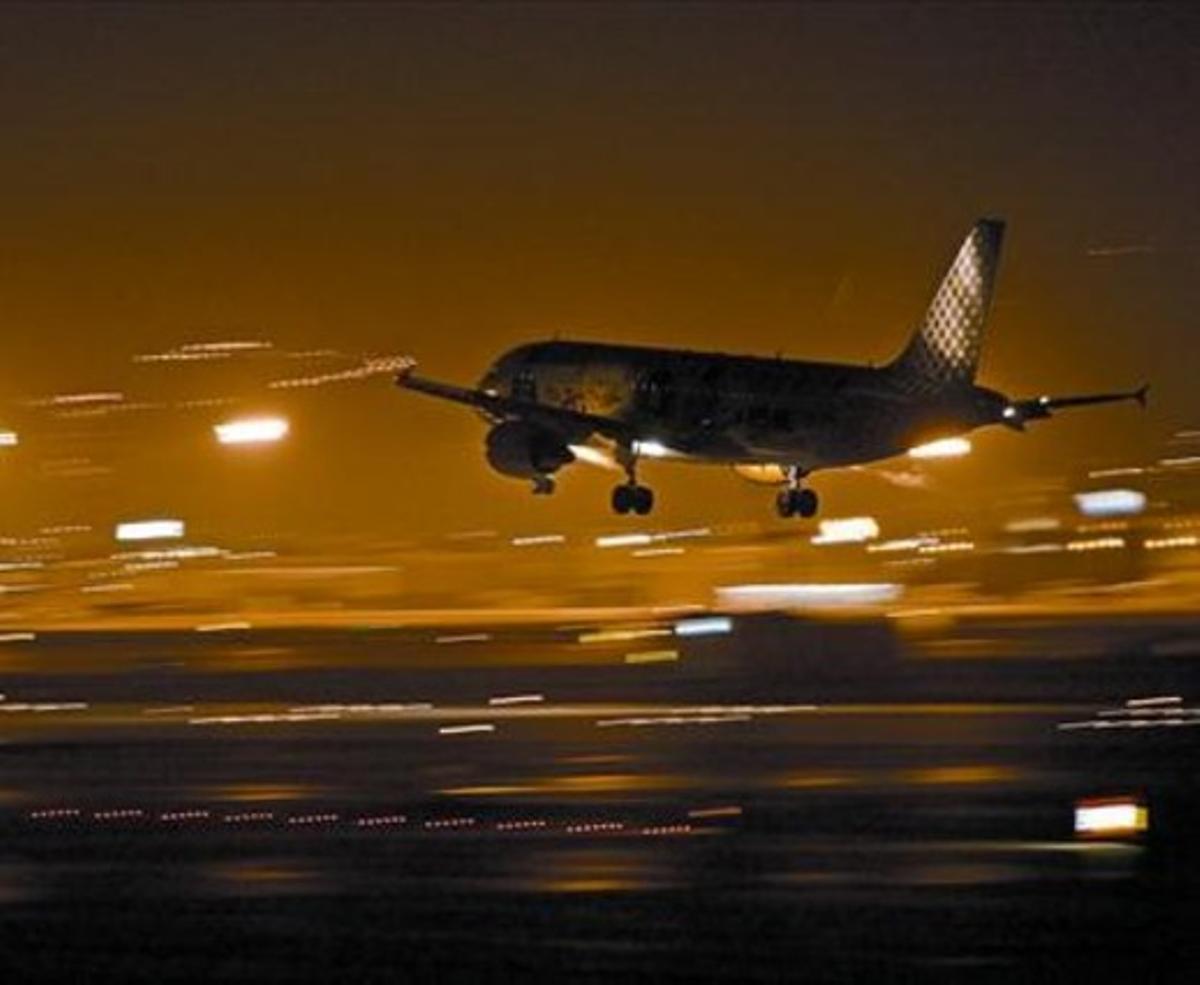 Aterratge nocturn d’un avió de passatgers en una pista de l’aeroport del Prat, el novembre passat.