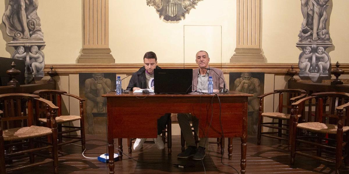 El presidente de la Comunitat de Regants de Vila-real, Pasqual Broch (izquierda), y el secretario, Manu Bonet, explicaron a los comuneros los diferentes puntos del orden del día de la junta general.