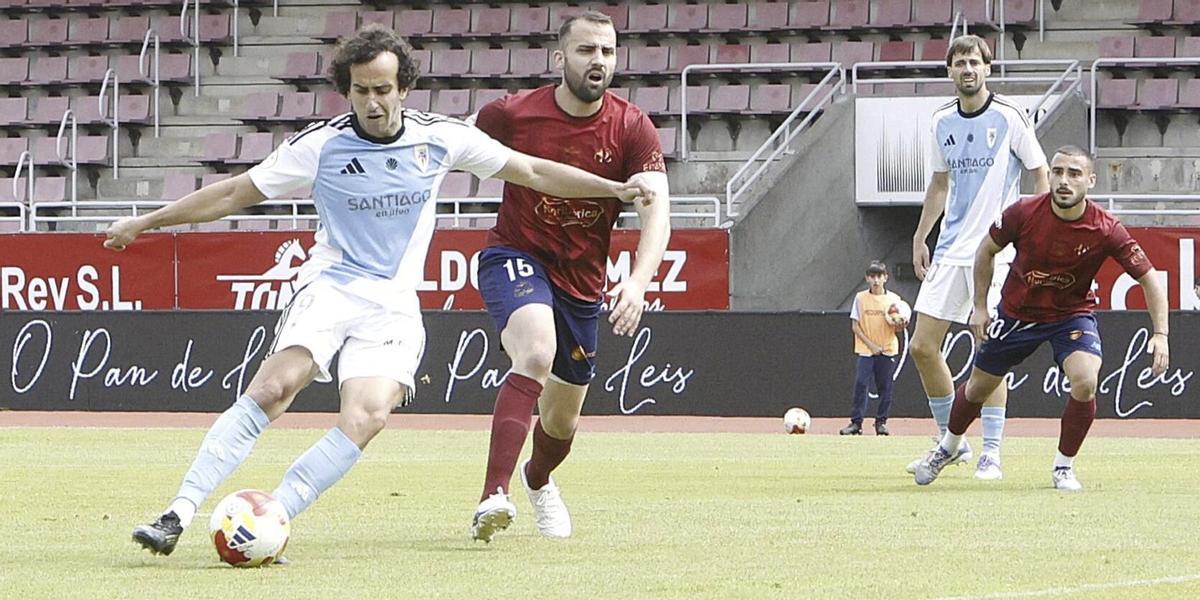 Charly dispara para conseguir el primer tanto de la tarde, ayer, en el Vero Boquete-San Lázaro de Compostela. | ANTONIO HERNÁNDEZ