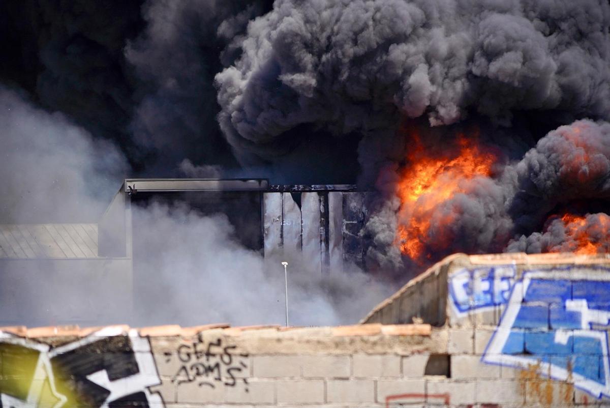 GALERÍA | Las imágenes del incendio en la planta de residuos Zaresa de Roales