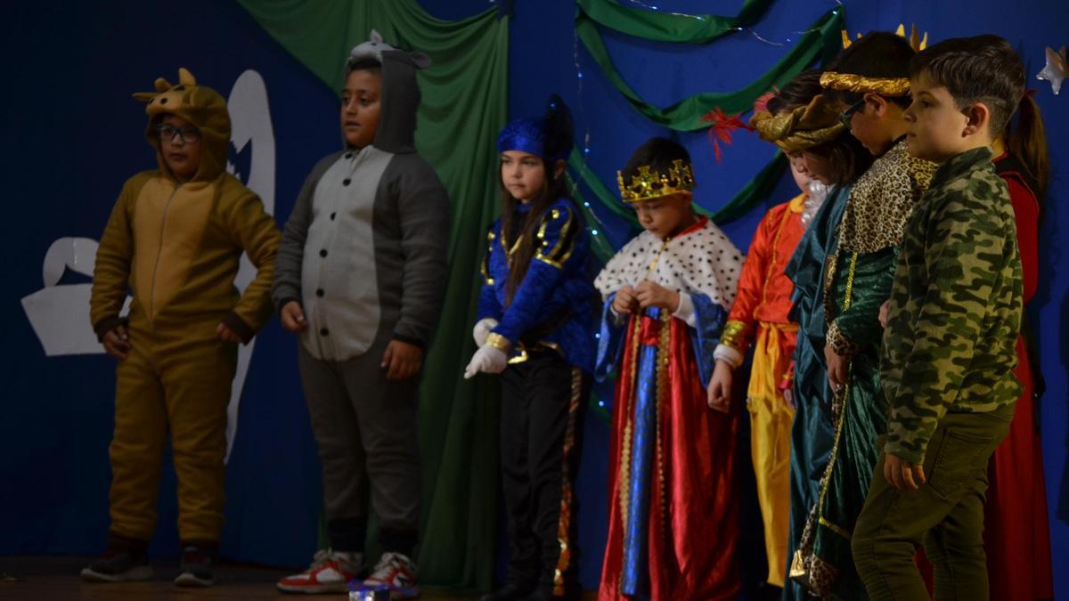El colegio Virgen de la Vega de Benavente lleva la alegría a calles y residencias
