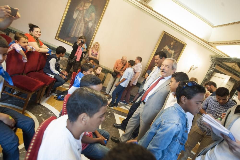 Recepción a niños saharauis en el Ayuntamiento de Oviedo