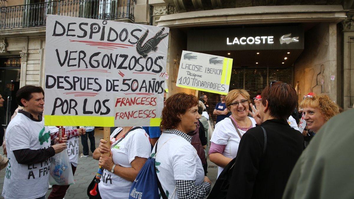 Los trabajadores de Lacoste rechazan las condiciones del ERE y se manifestan frente a sus tiendas