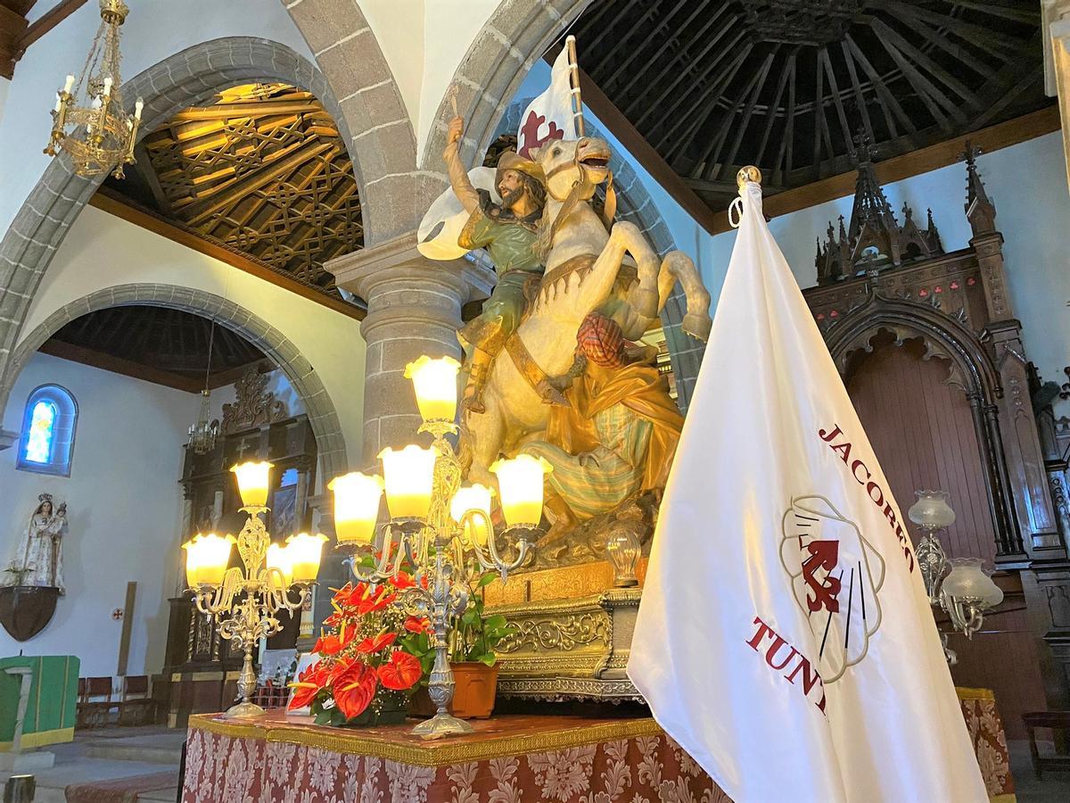 Talla de Santiago Apóstol situada en la iglesia de San Bartolomé de Tunte.