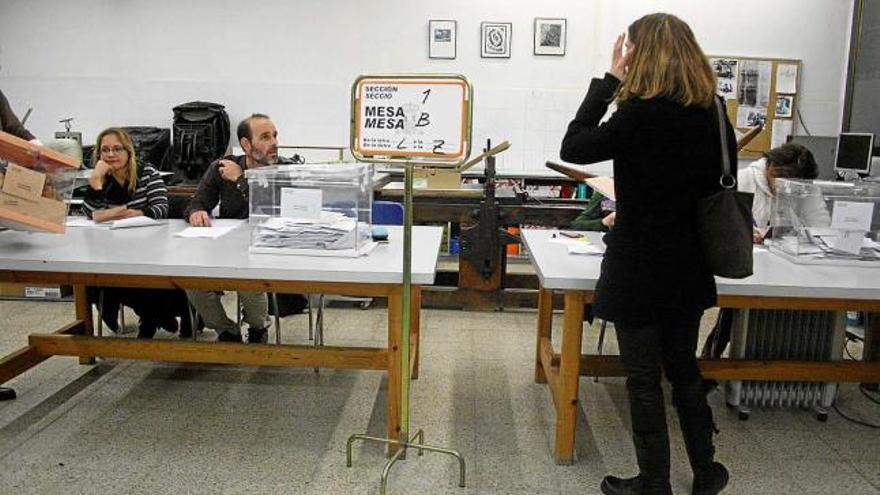 Mesa electoral a l&#039;Escola d&#039;Arts. Unió i PACMA es van situar just al darrere dels partits majoritaris